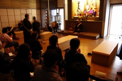 「歩いて終活 寺町ウォーキング」(後編)いよいよ入棺体験 「歩いて終活 寺町ウォーキング」(後編)いよいよ入棺体験