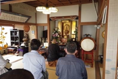 流山・円東寺の十一面観音参拝観音様の胎内くぐり 流山・円東寺の十一面観音参拝観音様の胎内くぐり